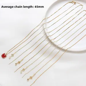 Λεπτομέρεια από ρυθμιζόμενες αλυσίδες 14k με μενταγιόν τίγρη από κόκκινο σμάλτο