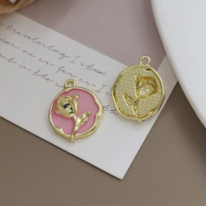 Detaillierte Makroaufnahme von Rosenanhängern mit rosa Emaille und Goldstruktur