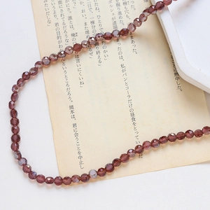 Vue détaillée des perles en verre de cristal facetté violet pour bijoux DIY
