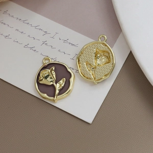 Detail eines Vintage Rosenanhängers mit lila Emaille und goldenem Relief für DIY-Schmuck