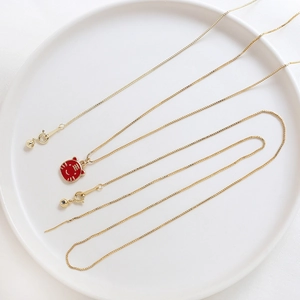 Collana a catena box placcata oro 18k con pendente tigre in smalto rosso e chiusura regolabile