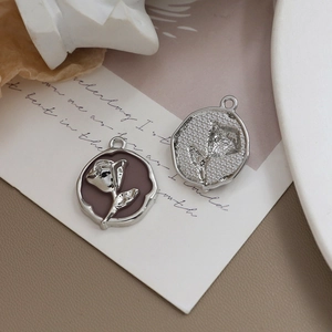 Detailansicht der Retro-Rosen-Herzanhänger mit unregelmäßigen gehämmerten Silberrändern