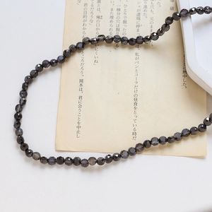 Gros plan de perles en cristal noir facetté pour la fabrication de bijoux et colliers