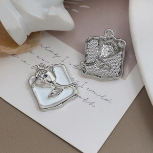 Detail des Vintage-Silber-Rosen-Emaille-Anhängers mit strukturierter Rückseite