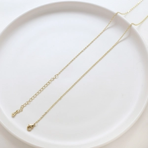Dettaglio catena box regolabile placcata oro 18k con chiusura a moschettone ed estensione