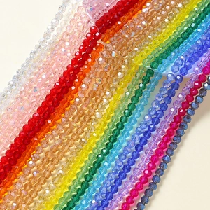 Vista dettagliata di perle sfaccettate in vetro cristallo dai colori dell'arcobaleno