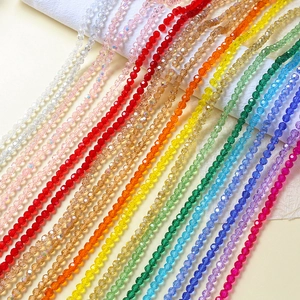 Dettaglio macro di perle colorate in vetro di cristallo sfaccettato per gioielli fai-da-te
