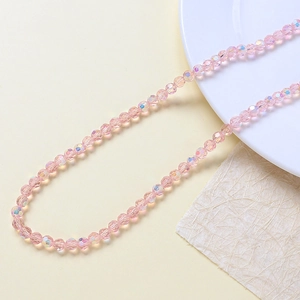 Dettaglio di perle in vetro cristallo rosa chiaro con finitura sfaccettata e rivestimento AB