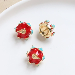 Vue macro de montures de fleurs en émail rouge avec bordure dorée pour bijoux DIY