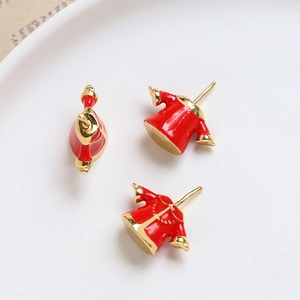 Gros plan de breloques de vêtements traditionnels chinois rouge et or dans un plat