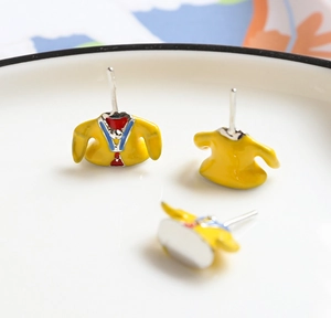 Détails macro des boucles d'oreilles émaillées style uniforme de marin jaune et bleu