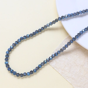 Dettaglio di perle in vetro di cristallo sfaccettato blu scuro per gioielli DIY