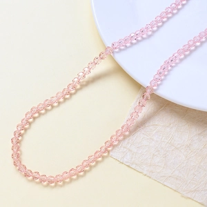 Dettaglio macro di perle in vetro di cristallo rosa sfaccettato per gioielli DIY