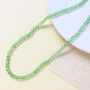 Dettaglio di perle di cristallo sfaccettato verde chiaro per gioielli e collane
