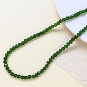 Primo piano di perline sfaccettate in vetro smeraldo per creazione di gioielli DIY e collane