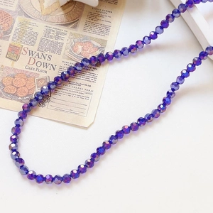 Dettaglio di perle sfaccettate in vetro viola da 8mm per la creazione di gioielli fai-da-te