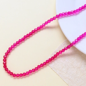 Dettaglio di perle in vetro di cristallo sfaccettato rosa rosso per gioielli fai da te
