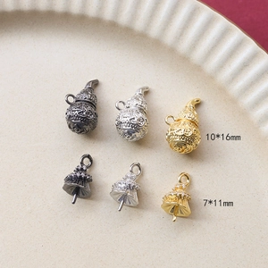 Vista detallada de colgantes de calabaza y campana en 10x16mm y 7x11mm en tres tonos metálicos
