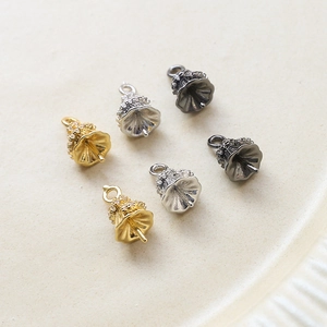 Detalle de colgantes de calabaza con circonitas en oro, plata y negro brillante