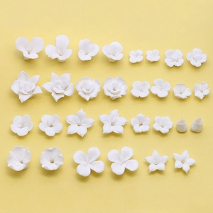 Witte keramische bloemkralen voor DIY sieraden en haaraccessoires in matte stijl