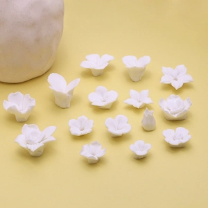 Macro-opname van witte hars bloembedeltjes voor DIY-sieraden en handwerkaccessoires
