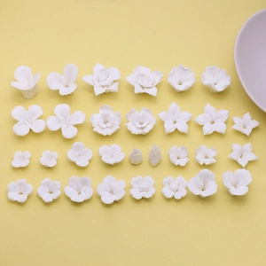 Macro detail van witte bloemkralen van hars voor DIY sieraden op gele achtergrond