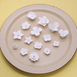 Macro-opname van witte harsbloemen voor DIY-sieraden en handgemaakte haaraccessoires