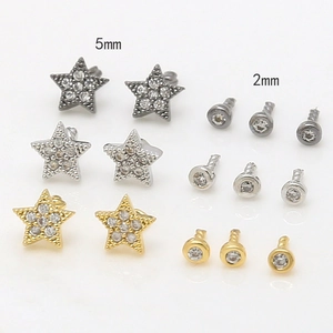 Detailansicht von 2mm und 5mm Stern- und runden Zirkonia-Ohrsteckern in drei Ausführungen