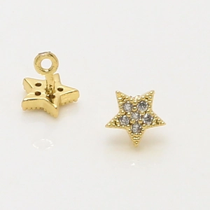 Detail von sternförmigem vergoldetem Schmuckanhänger mit Zirkonia und rückseitiger Öse