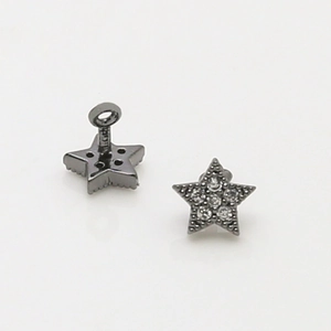 Makroaufnahme der sternförmigen Ohrringe in Gunmetal-Schwarz mit Zirkonia und Schraubverschluss