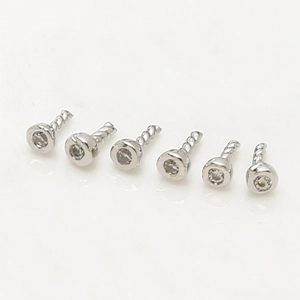 Set mit sechs silbernen Ohrsteckern mit klarem Zirkonia und Schraubverschluss