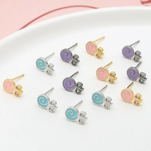 Boucles d'oreilles sucette dorées avec motifs en émail coloré et zircons fins