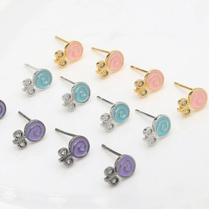 Vue détaillée de clous d'oreilles sucette en émail coloré avec cristaux et plaqué or
