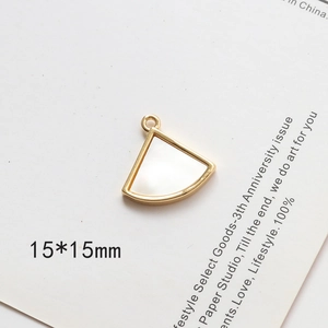 Dettaglio del ciondolo a ventaglio placcato oro con intarsio in conchiglia di 15x15mm