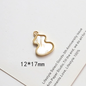 Dettaglio del ciondolo a zucca placcato oro 12x17mm con intarsio in finta madreperla
