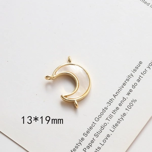 Dettaglio del ciondolo a luna dorata 13x19mm con intarsio in madreperla bianca per fai da te