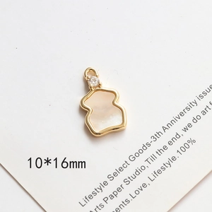 Dettaglio pendente orso dorato 10x16mm con madreperla bianca e pietra di zircone