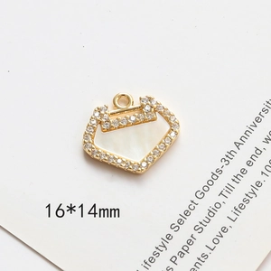 Dettaglio del ciondolo a forma di lucchetto ruyi placcato oro 16x14mm con madreperla