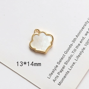 Dettaglio macro di un ciondolo in madreperla a forma di nuvola 13x14mm per gioielli