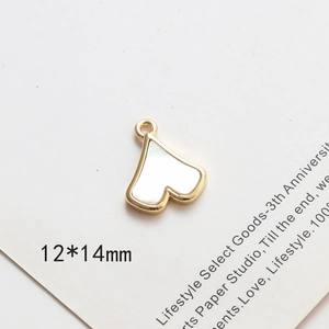 Dettaglio di un ciondolo a cuore dorato 12x14mm con inserto in finta madreperla bianca