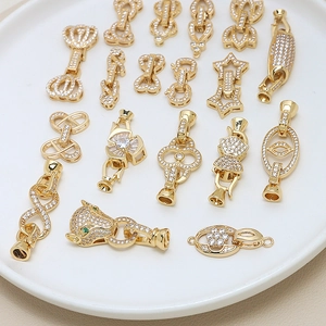 Détail de connecteurs léopard et couronne plaqués or avec micro-pavage en zircone cubique