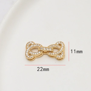 Détail macro du fermoir OT léopard doré avec zircone pour la création de bijoux
