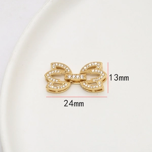 Détail d'un fermoir noeud doré 13x24mm serti de zircons pour la création de bijoux
