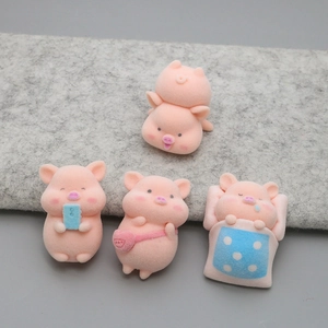 Lindas figuras de cerdito rosa flocado en cuatro estilos para llaveros y adornos DIY