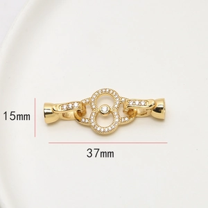 Détail macro du fermoir léopard plaqué or avec zircons, connecteur bijoux de 37mm