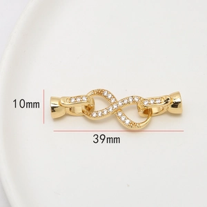 Vue détaillée du fermoir infini doré de 39mm avec pavé de zircones et dimensions