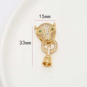 Détail macro du pendentif léopard plaqué or 33mm avec zircons blancs et yeux en pierre verte