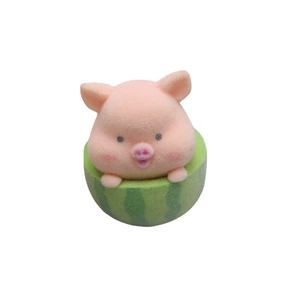 Linda figura de cerdito rosa 3D en una base de sandía verde con rayas oscuras