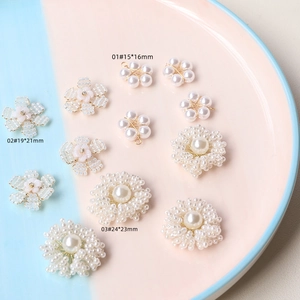 Fleurs perlées faites main en trois tailles pour bijoux et accessoires de coiffure