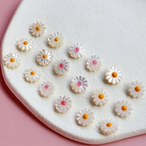 Perles marguerites en coquillage blanc avec centres jaune et rose pour bijoux DIY faits main
